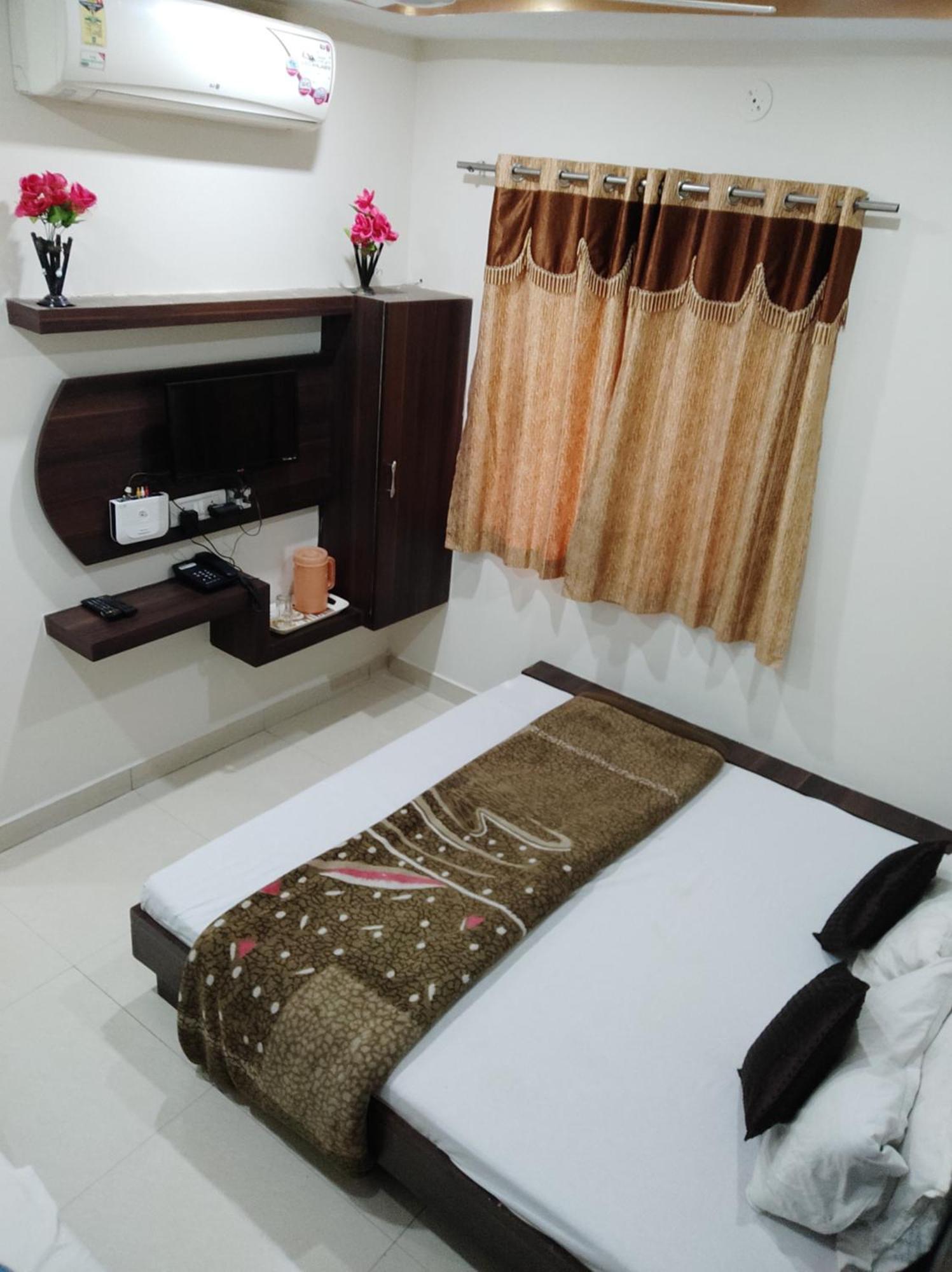 Hotel Vrandavan Palace Near Mahakal Temple Удджайн Экстерьер фото
